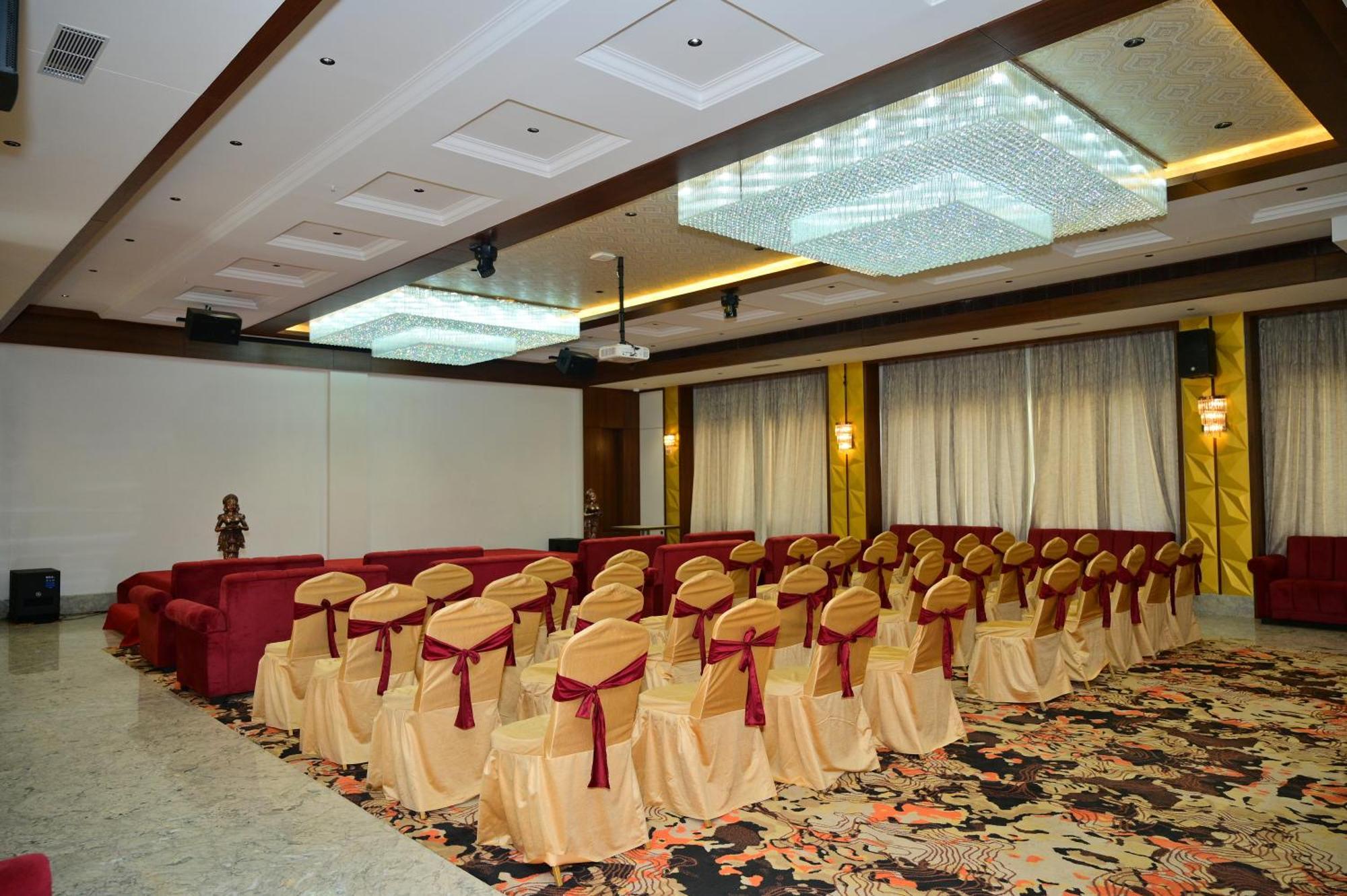 Hotel Golden Riviera Mysore Ngoại thất bức ảnh